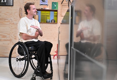 “Staar gerust, maar dan omdat ik er een sympathieke kerel uitzie met een graaf shirt aan”: Stan (24) lanceert kledingmerk STARE