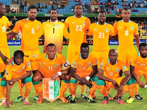 (vooraan, van l naar r): Gervinho, Drogba, Tiote, Zokora en Siaka Tiene. (achteraan, van l naar r): Yaya Toure, Romaric, Copa, Bamba, Eboue en Kalou.