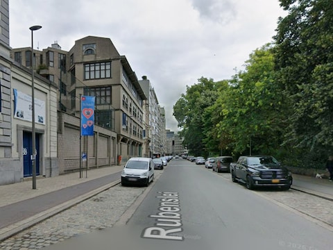 Een brand aan isolatiemateriaal in de kelder van een school aan de Rubenslei in Antwerpen was snel onder controle, maar de brandweer moest nog uren ventileren.