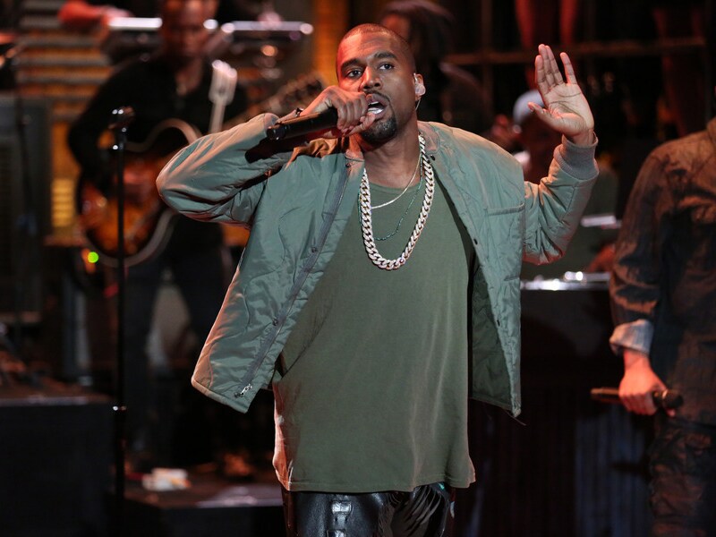 Kanye West riskeert celstraf voor aanval op paparazzo.