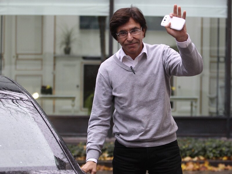 Elio Di Rupo begroet de andere leden van het kernkabinet