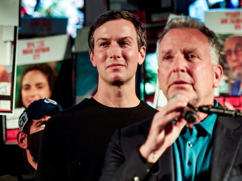 Jared Kushner kijkt toe terwijl de Amerikaanse gezant voor het Midden-Oosten, Steve Witkoff, spreekt op het “Hostageplein” in Tel Aviv, Israël, op 11 oktober 2025, kort nadat een staakt-het-vuren tussen Israël en Hamas in Gaza van kracht werd.