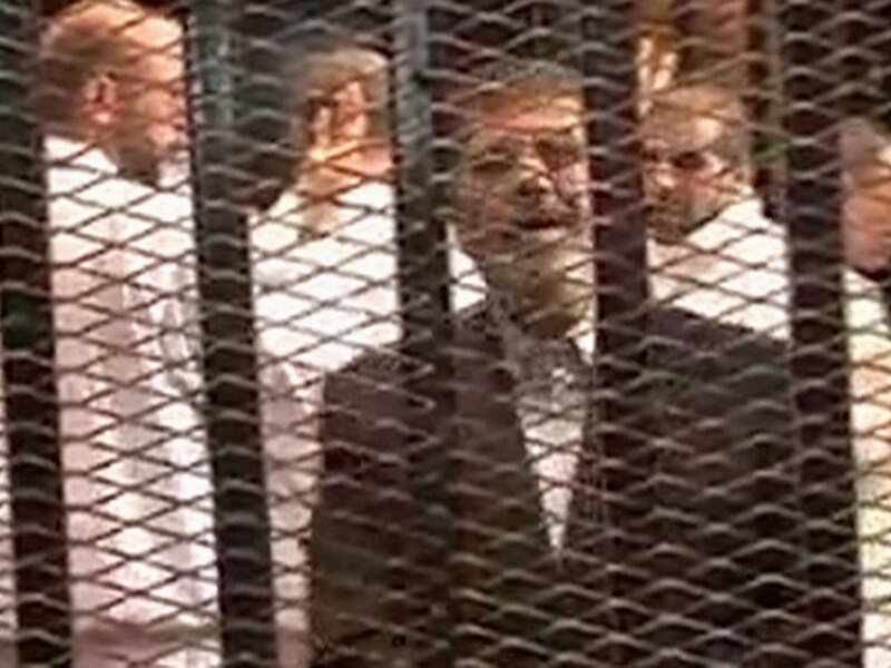 De voormalige Egyptische president Mursi in de rechtszaal.