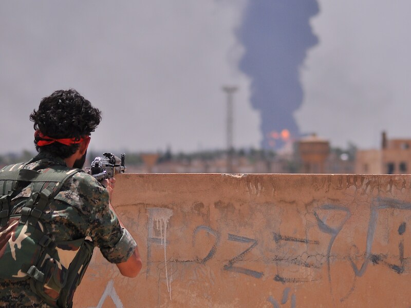 Een Koerdische YPG-strijder in juni 2015 in het noorden van Syrië.