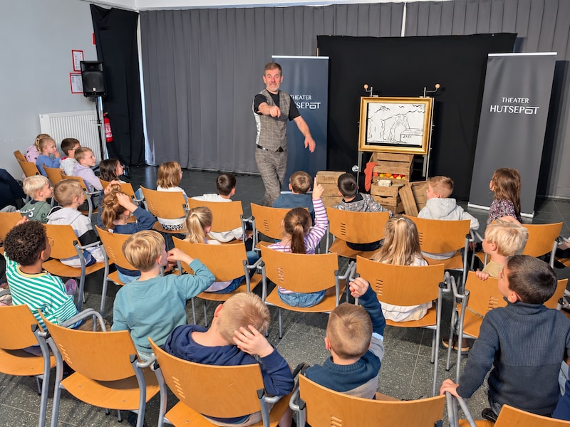 De kinderen kunnen een voorstelling van Theater Hutsepot bijwonen