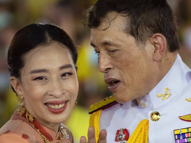Wie moet de Thaise koning Maha Vajiralongkorn (rechts) straks opvolgen nu prinses Bajrakitiyabha Mahidol (links), de gedoodverfde troonopvolger, is overleden?