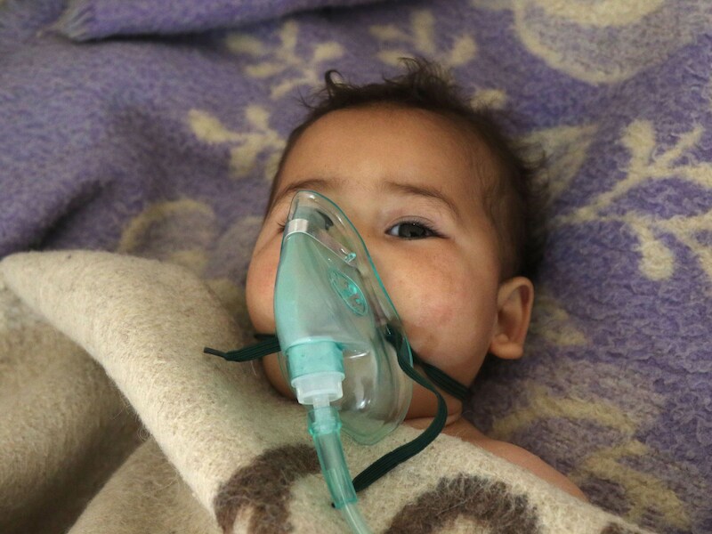 Een Syrisch kind wordt behandeld na de gifgasaanval. "Als je onschuldige kinderen doodt, baby's nog, kleine baby's, met een chemisch gas dat zo dodelijk is, dat overschrijdt vele, vele rode lijnen", verklaarde Trump.