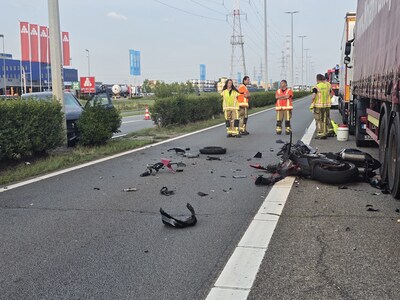 Motorrijder levensgevaarlijk gewond na zware klap tegen auto in Zwijndrecht