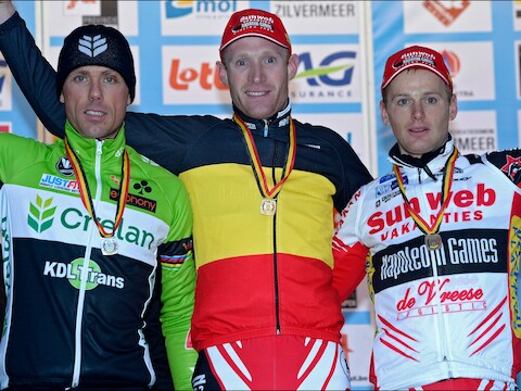 Het BK-podium van vorig jaar met winnaar Klaas Vantornout, geflankeerd door Sven Nys en Kevin Pauwels.