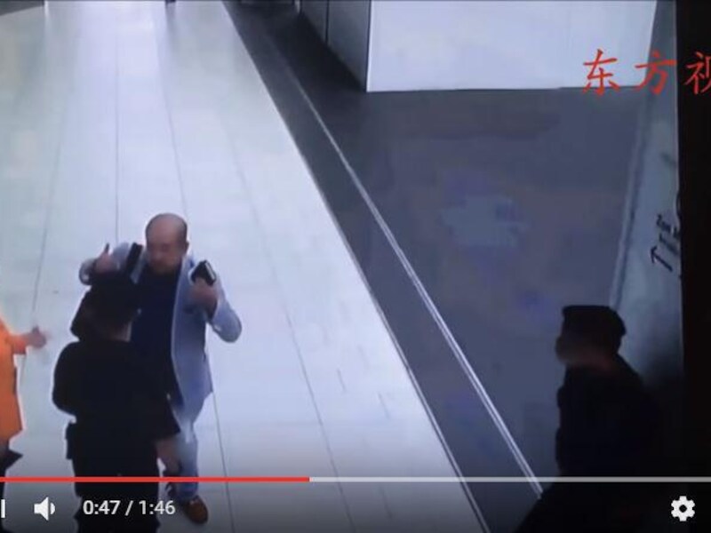 Op de beelden is onder meer te zien hoe Kim Jong-nam tegenover agenten met gebaren duidelijk lijkt te maken dat er iets in zijn gezicht is gespoten. Volgens de politie klaagde hij over duizeligheid.