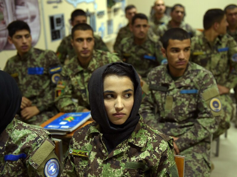 Afghaanse piloten wonen een les bij op de Air Force University in Kaboel.