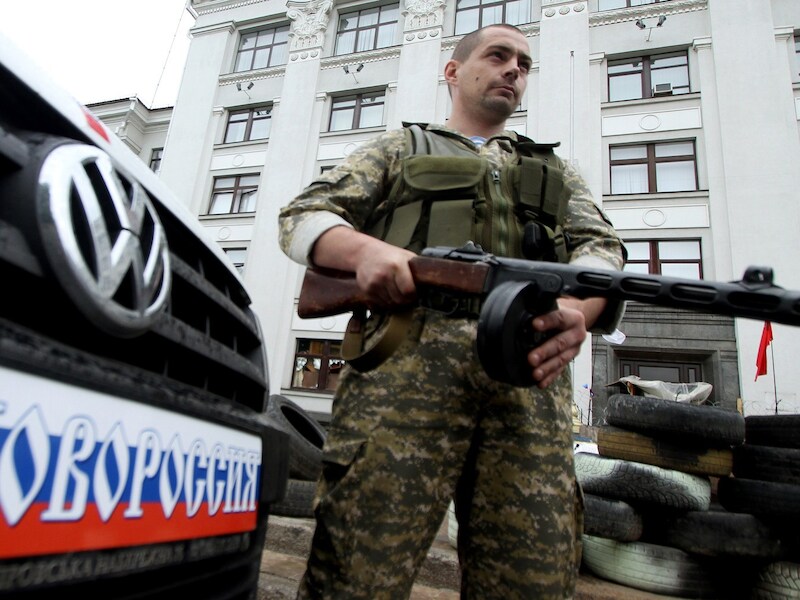 Een gewapende pro-Russische militair voor het bezette regionale overheidsgebouw.