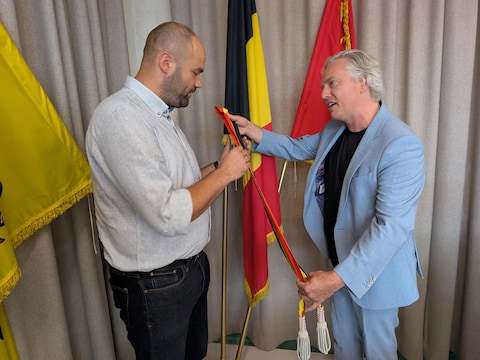 Kasper Vandecasteele werd door Tom Vlaeminck, voorzitter van de gemeenteraad, als burgemeester ingezworen