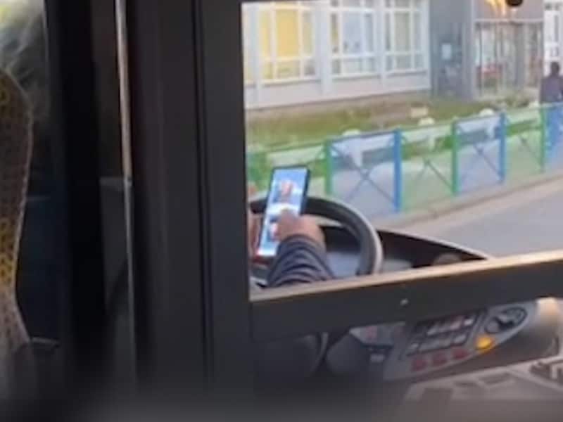 Op de beelden is te zien hoe de buschauffeur van De Lijn de gsm gebruikt achter het stuur.