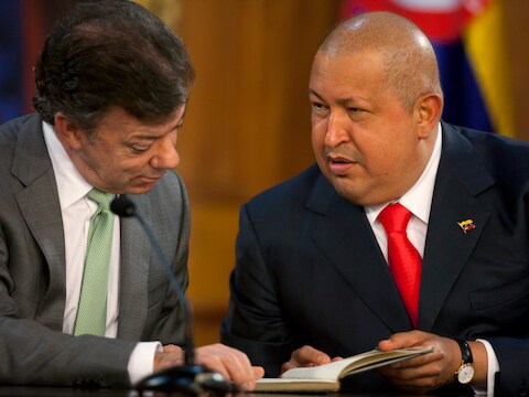 Juan Manuel Santos op bezoek bij Hugo Chávez.