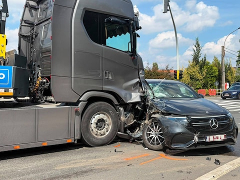 Auto en vrachtwagen botsen op druk kruispunt in Ardooie.