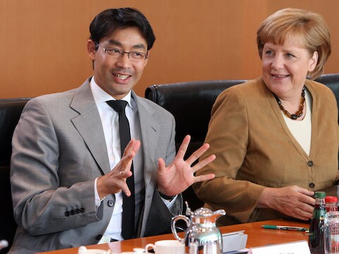 De Duitse minister van Economie Philipp Rösler (naast bondskanselier Merkel) is verheugd over de beslissing.