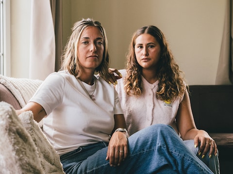 “Vond jij het niet vervelend dat ik jouw been de hele tijd vasthield in de rechtbank?” Melanie (36) en Luna (29) werden beiden slachtoffer van verkrachter en aanvaller Bart L.