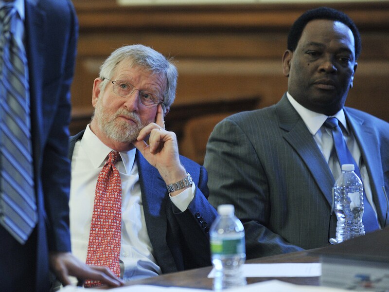 Volgens advocaten William Taylor (L) en Hugh Campbell mag het proces helemaal niet plaatsvinden.