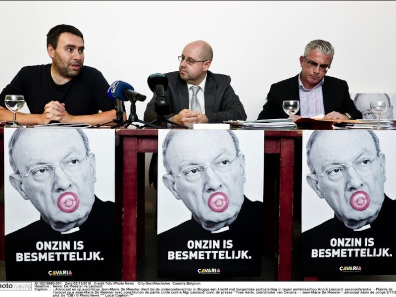 Jean-Marie de Meester (midden) lanceerde gisteren met de belangenorganisatie Cavaria deze opmerkelijke affiche.