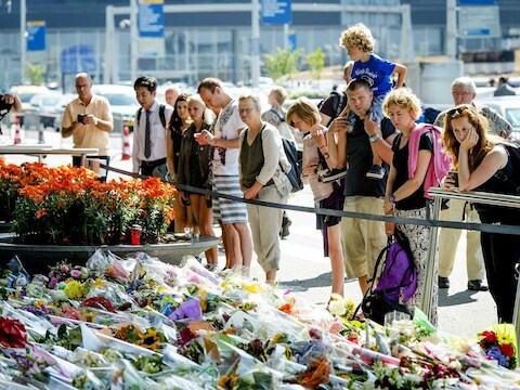 Bij vertrekhal 3 op Schiphol ligt een enorme hoeveelheid bloemen op de gedenkplek voor de slachtoffers en nabestaanden van de vliegramp met de MH17 in Oekraine.