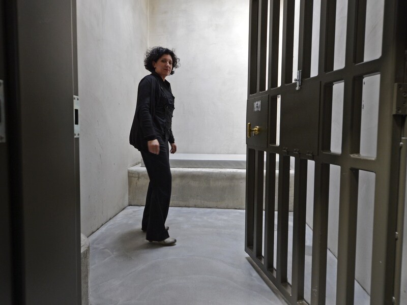 Voortaan kan de beambte de gedetineerde fouilleren na de bezoekuren, na intiem bezoek of wanneer ze terugkeren uit penitentiair verlof, zonder voorafgaand de toestemming van de directeur te vragen.