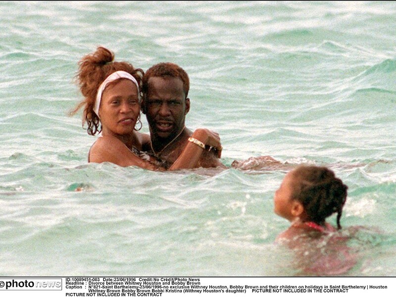 Whitney Houston, Bobby Brown en hun dochter tijdens een vakantie in Saint Barthelemy in 1996.