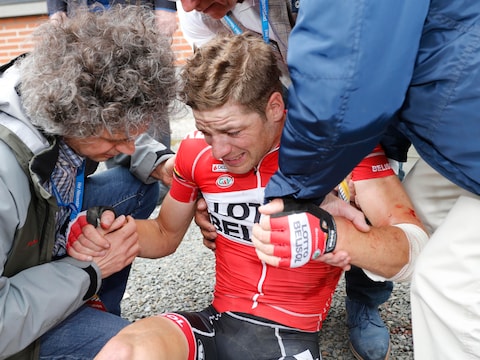 Jurgen Roelandts wordt rechtgeholpen nadat ook hij ten val kwam in de Ronde.