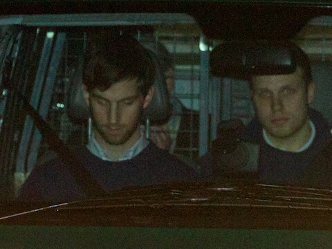 Agenten brengen dokter Ghyselbrecht na de zitting van de raadkamer terug naar de cel. De drie verdachten zitten in verschillende gevangenissen opgesloten.