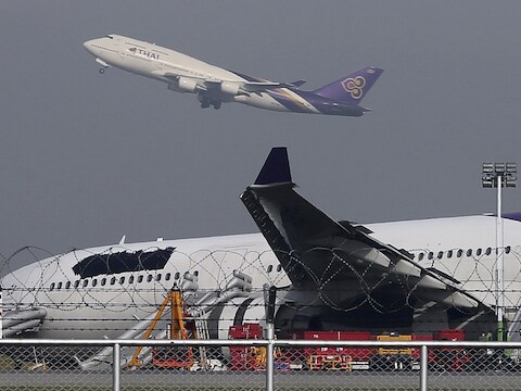 Op de foto is goed te zien hoe het logo van Thai Airways is verwijderd.