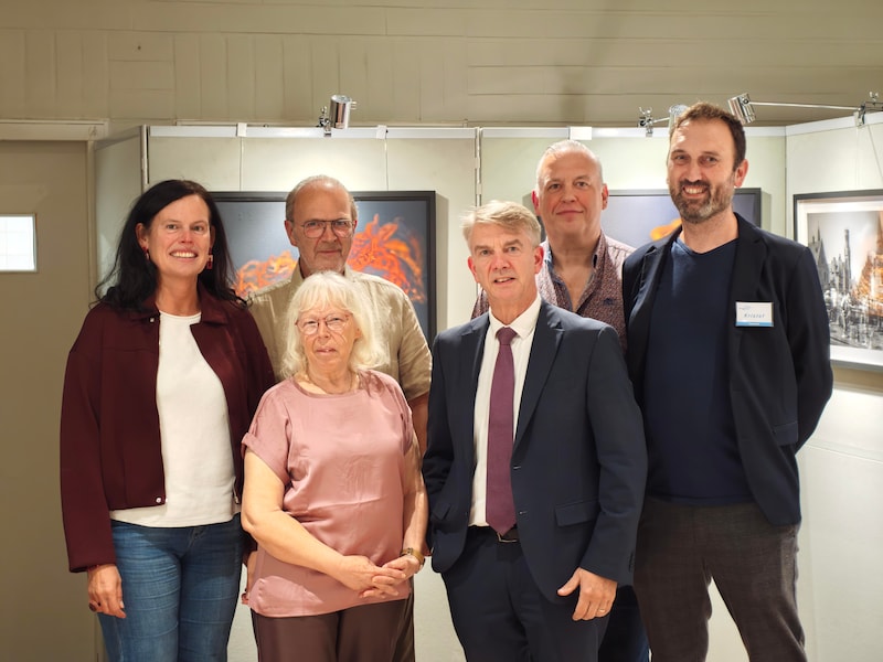 Fotokring Orscamp houdt haar eerste tentoonstelling in De Valkaart. Voorzitter Stefaan Margot: midden achteraan.