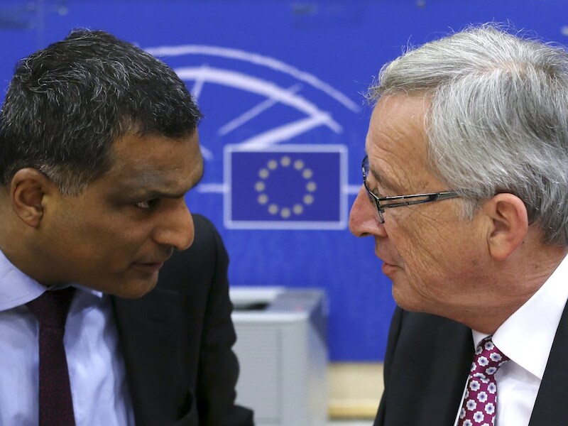 ECR-fractieleider Syed Kamall (links) in gesprek met Jean-Claude Juncker.