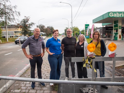 Dirk Mertens (Mertens Naaimachines), Kim Rooseleer (Bierhalle), Didier D’Hooge (Gabriëls), Hilde Vandeput en Isolde Vanberge (De Brood Stokerij) trekken langs de Brusselsesteenweg in Merelbeke-Melle aan de alarmbel.
