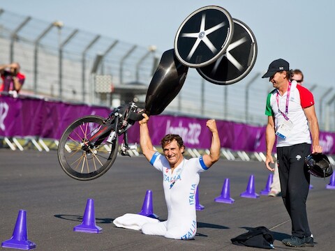 Alessandro Zanardi was door het dolle heen na zijn overwinning.