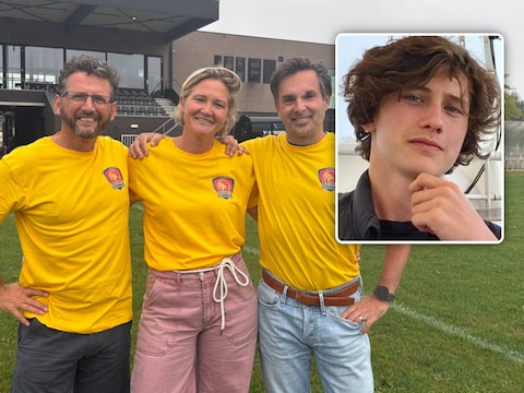Gino Lambrecht en Stephanie D’Hulster, de ouders van Leonard Lambrecht (inzet) met zijn peter Dante Moens aan sportpark Moerkensheide in De Pinte, waar de eerste Leocup zal plaatsvinden.