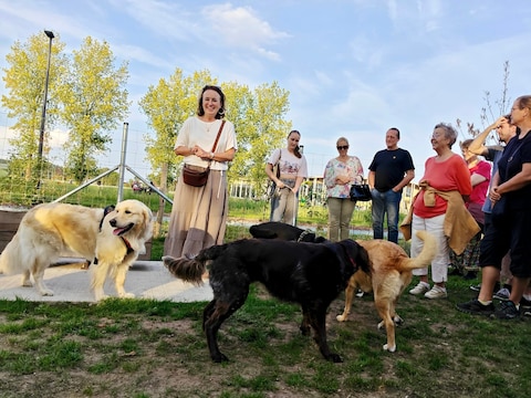 De nieuwe hondenlosloopweide werd officieel geopend door schepen Adelheid Van Hauwermeiren (links)