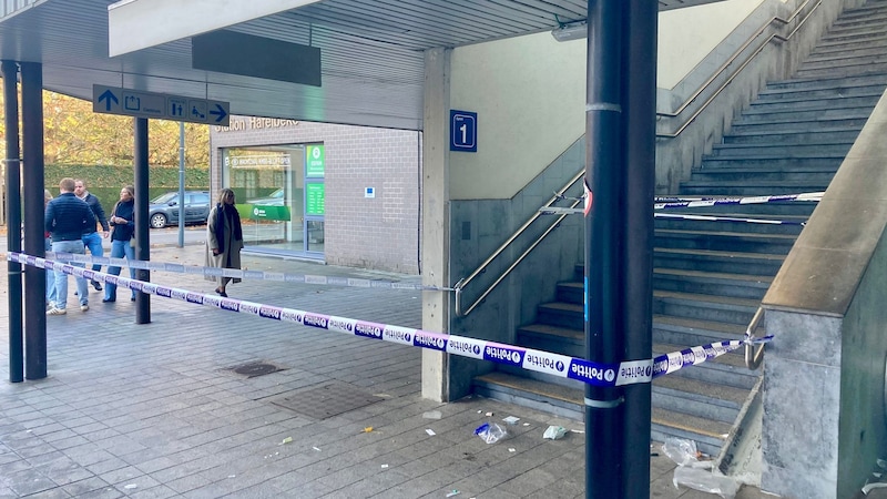 De zone rond het station werd met politielinten afgezet voor het onderzoek.