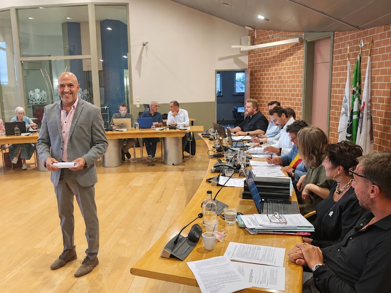 Mohamed El Sayyid legt eed af als nieuw raadslid tijdens eerste gemeenteraad na zomerpauze