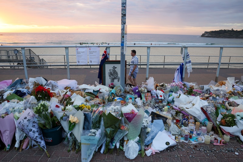 También hay flores para las víctimas del ataque directamente en la playa. (21/12/25) 
