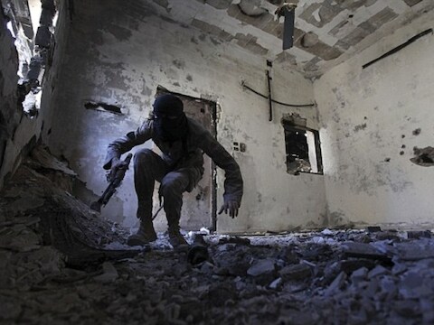 Een guerrilla-strijder in Deir al-Zor