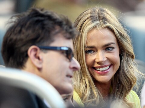 Charlie Sheen en Denise Richards bij een honkbalwedstrijd in New York in 2012.