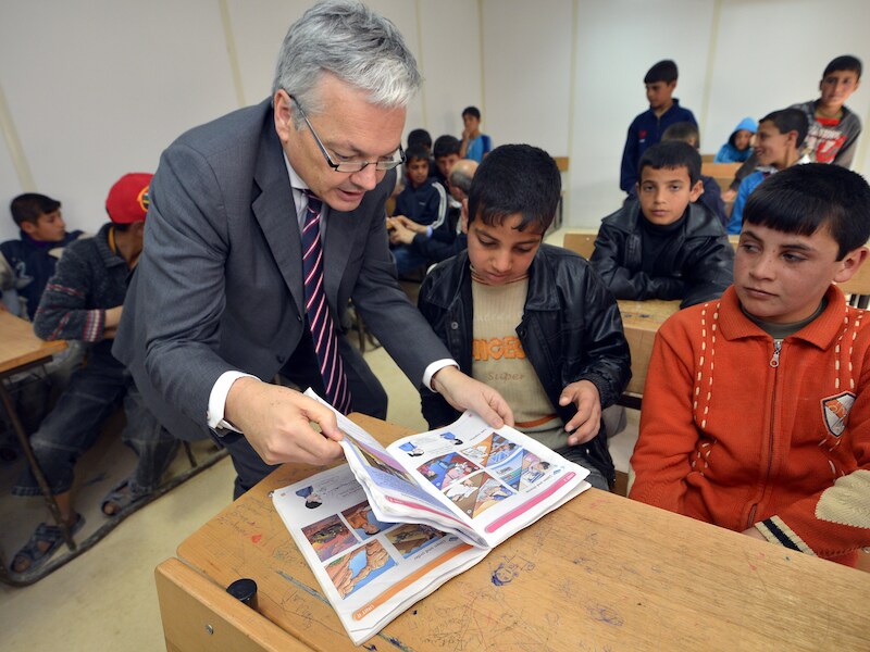 Reynders op bezoek in een schooltje in de buurt van Amman.