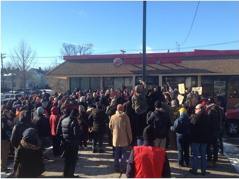 Protest voor een restaurant van Burger King.