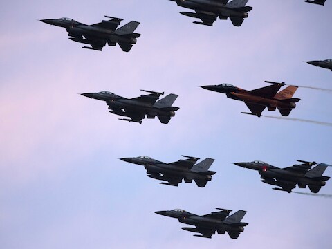 Nederlandse F16's in formatie boven de basis van Volkel.