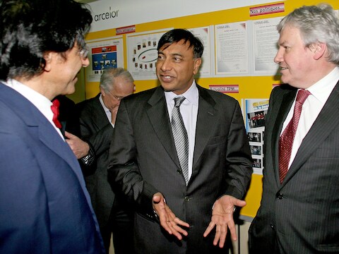 Elio De Rupo (links) en Lakshmi Mittal (midden) in 2007.