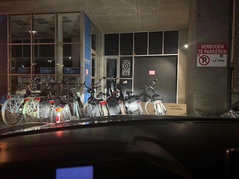 De bewoners van het appartementsblok ‘Het Centrum’ op de Grote Markt van Sint-Niklaas moeten telkens uitstappen om de fietsen te verplaatsen die de doorgang verhinderen.