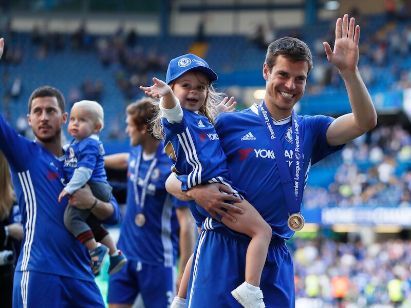 Eden Hazard en Cesar Azpilicueta met kroost op de arm na het laatste competitieduel van Chelsea dit seizoen.