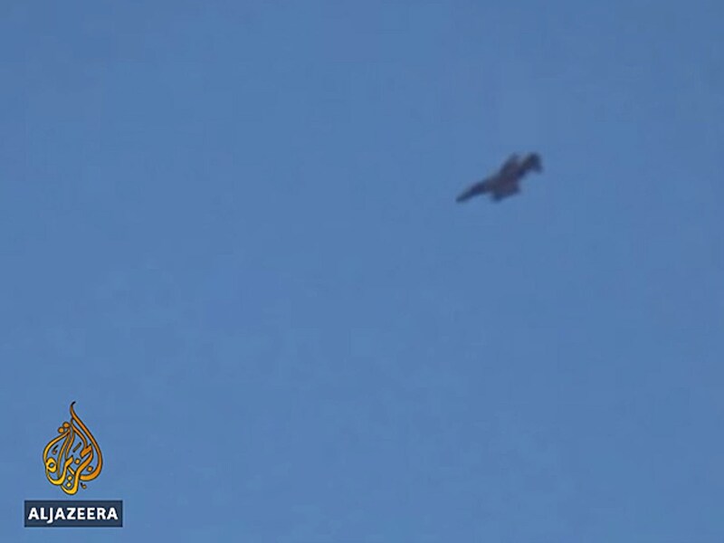 Screenshot van videobeelden waarop Al Jazeera zegt een Iraans gevechtsvliegtuig te zien