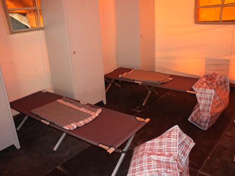 In elke tent staan voorlopig vier veldbedjes, maar dat kunnen ook drie stapelbedden worden.