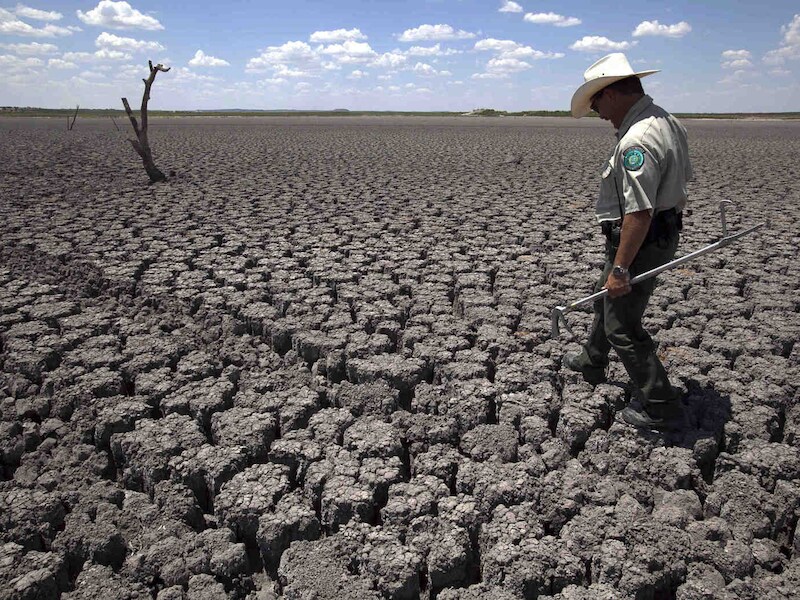 Een boer in Texas bekijkt in 2011 de droogte